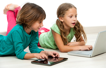 Monitores interactivos, pizarras interactivas y proyectores en las aulas