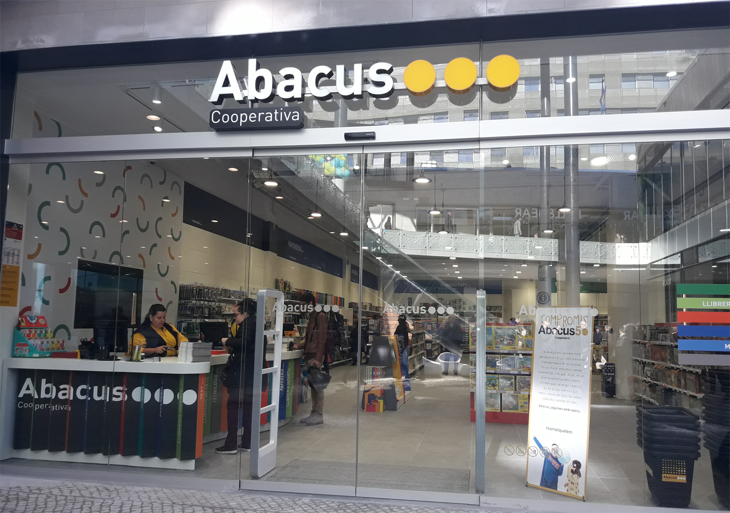 distorsionar Discriminación submarino Nueva tienda de Abacus cooperativa en el Centro Comercial Finestrelles de  Esplugues de Llobregat - Abacus Cooperativa