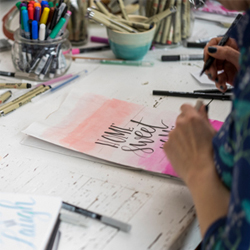 TALLER DE LETTERING: LLETRES I TÈCNIQUES BÀSIQUES PER A ADULTS