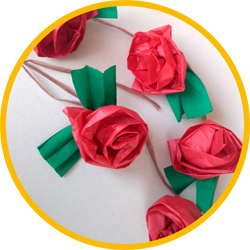 Fem garlandes de roses per decorar el balcó