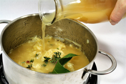 Sopa de cebolla con huevo y tomillo