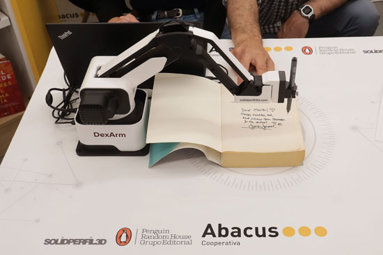 Autores internacionales firman libros a distancia por Sant Jordi gracias a un brazo robótico