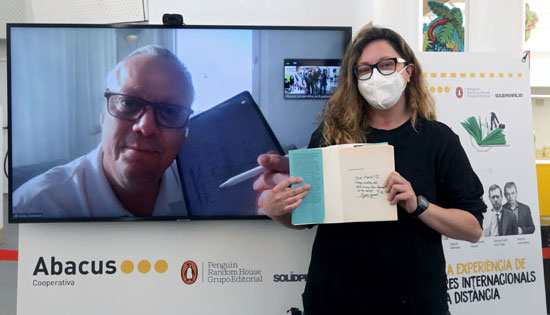 Autores internacionales firman libros a distancia por Sant Jordi gracias a un brazo robótico