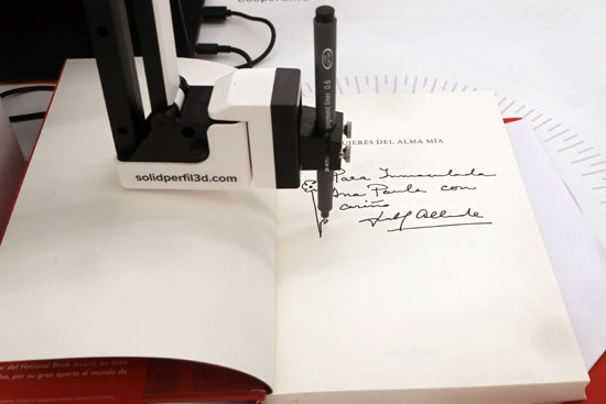 Autors internacionals signen llibres a distància per Sant Jordi gràcies a un braç robòtic