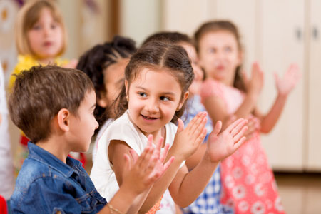 ¿Qué aporta la ayuda entre iguales a los niños?